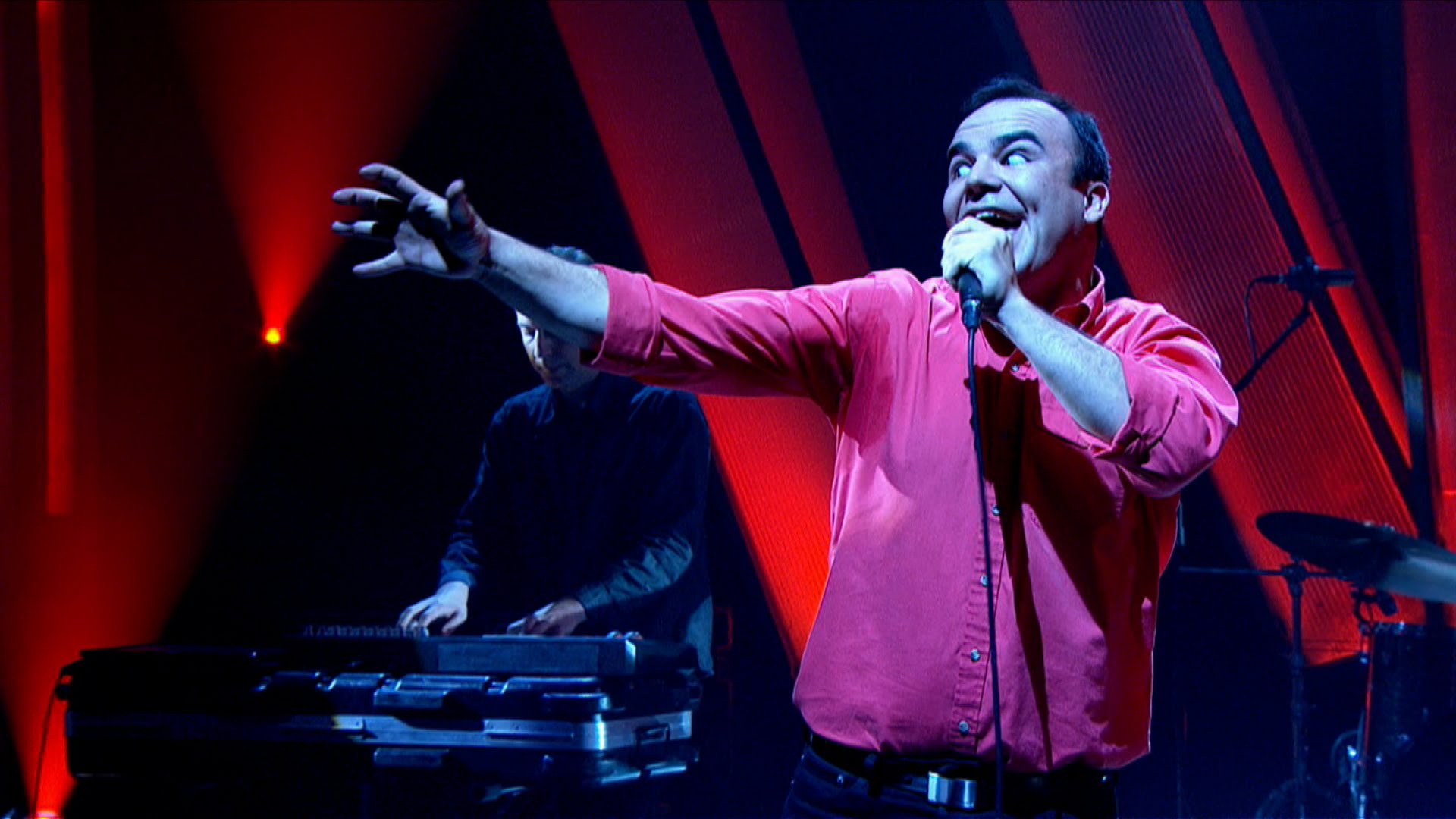 PERFORMANS: FUTURE ISLANDS – SEASONS (WAITING ON YOU)